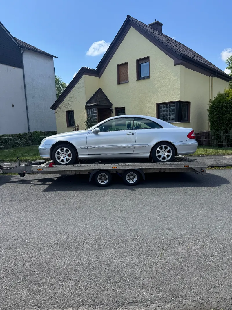 Mercedes-Benz CLK 320 na autopřepravníku — boční pohled