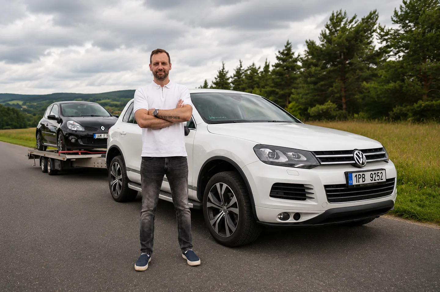 Petr Kučera s vozem Volkswagen Touareg a přepravním podvalem